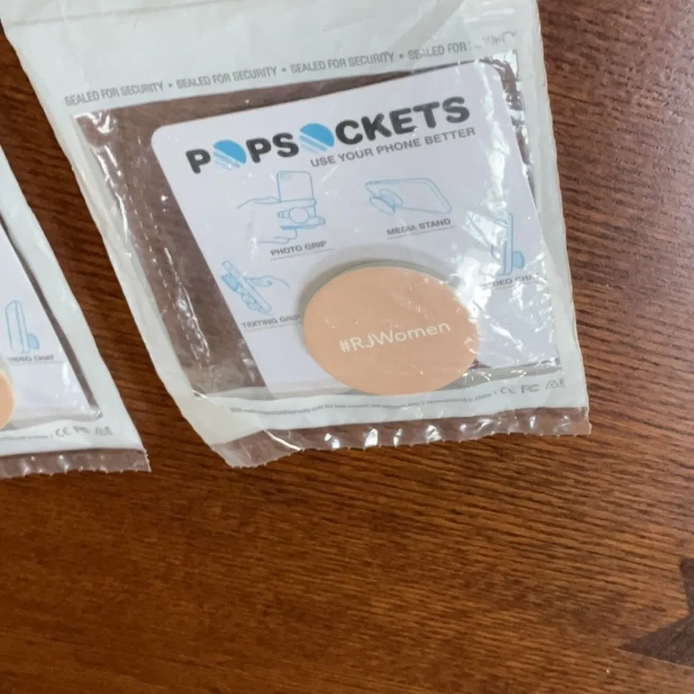 2 Pop sockets